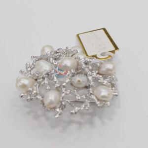 Cute design pearl brooch