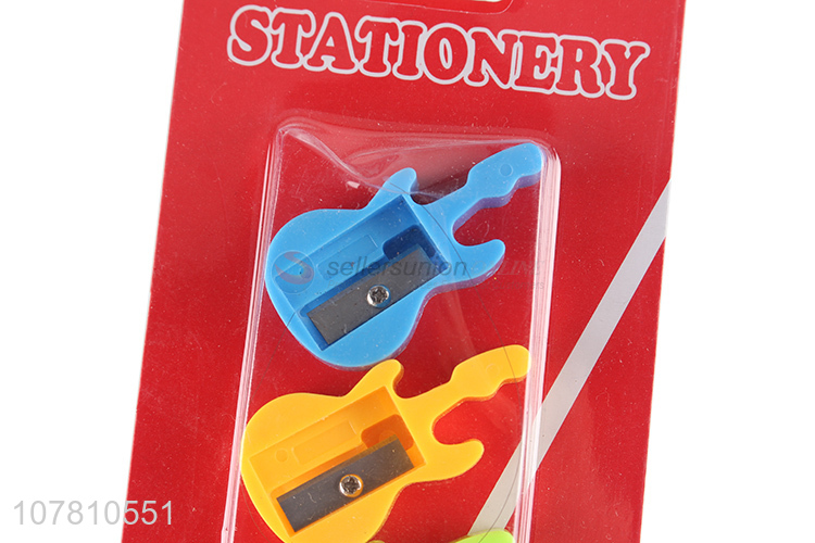 Factory wholesale creative guitar shape plastic pencil sharpener