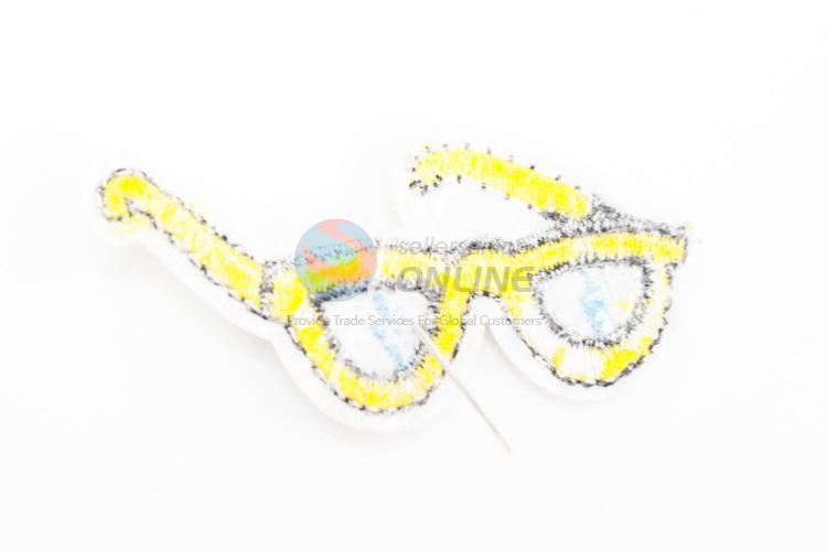 Hot selling glasses shape embroidery badge brooch