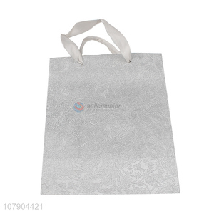 Good <em>wholesale</em> price silver paper packaging bag holiday <em>gift</em> bag